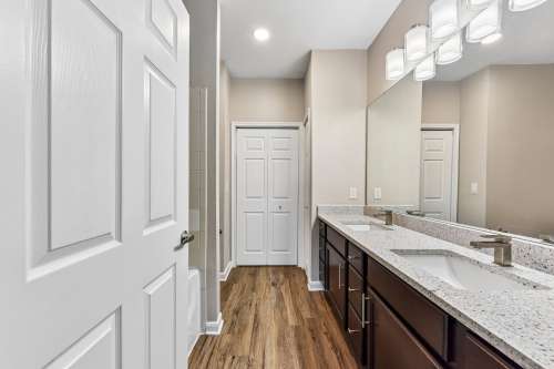 texas-state-Apartment-Building-18725744